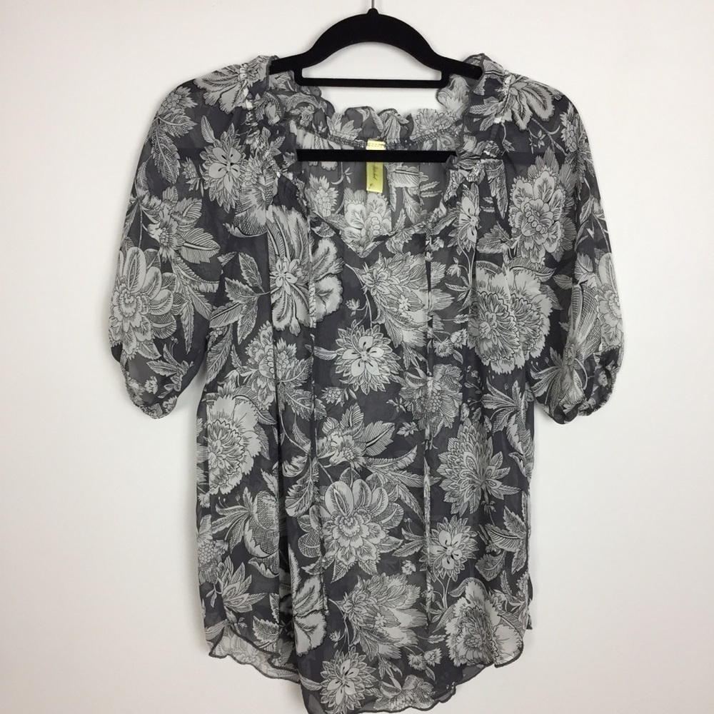 Francesca’s black white floral print spring top size M